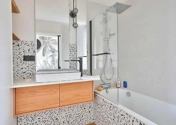 Superb 1br Flat On The Bois Blancs District Лилль